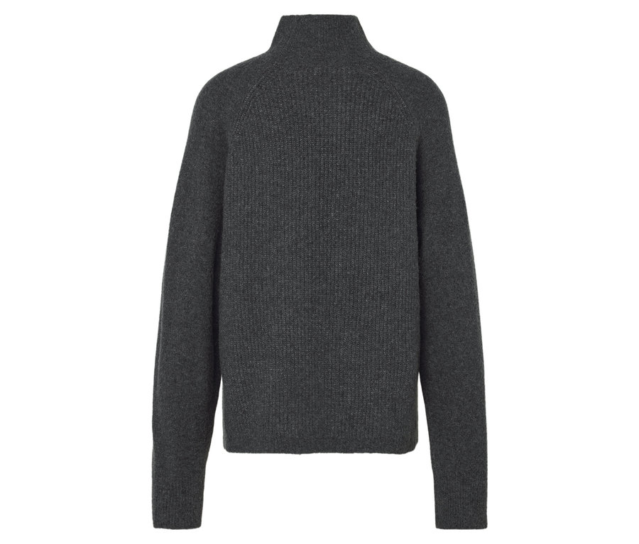 Grauer Strickpullover mit Rollkragen.