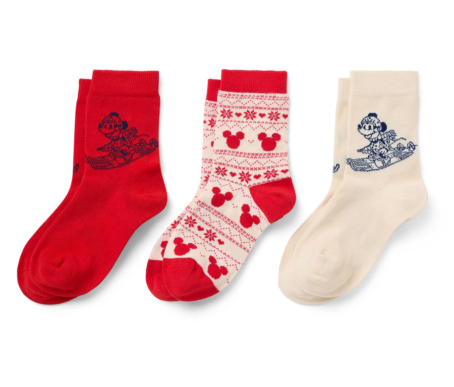 Drei Paar Socken: rote mit Cartoon-Bild, rot-weiß gemustert mit Mickey Mouse und cremefarbene mit Cartoon-Bild.