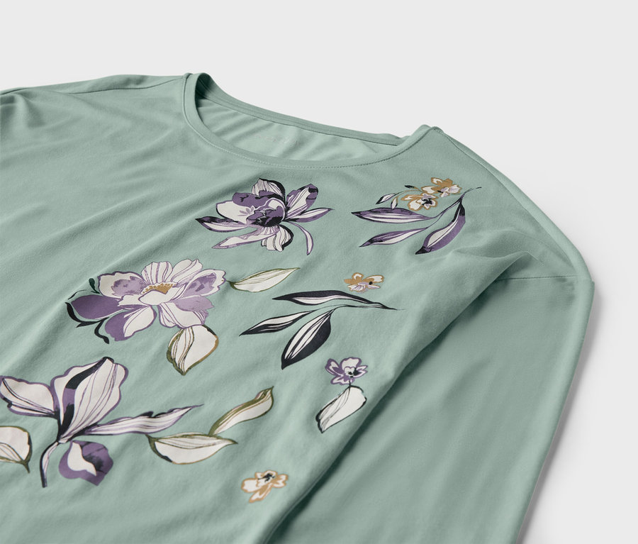 Ein hellgrünes Langarmshirt mit Blumenmuster.