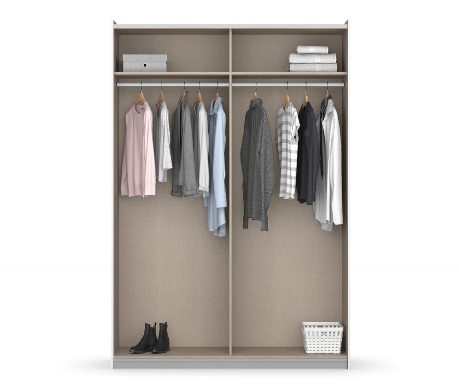 Innenansicht eines weißen Schwebetürenschranks mit hängender Kleidung, Schuhen und einem Korb, Modell rauch Schwebetürenschrank »Quadra« mit Spiegel, 136 x 210 x 62 cm.