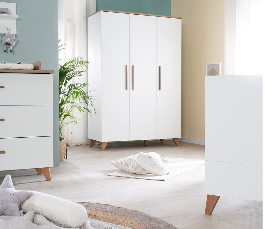 Kinderzimmer mit weißer roba Kinderzimmerset »Ole« Kommode, Bett und Schrank.