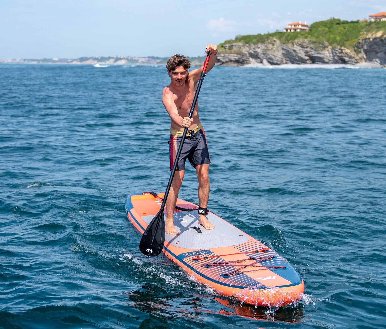 Mann paddelt auf einem Aqua Marina SUP Board »Atlas« 12' 0" auf dem Meer.