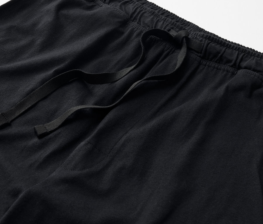 Detailaufnahme einer schwarzen Pyjamahose aus einem Pyjama-Set.