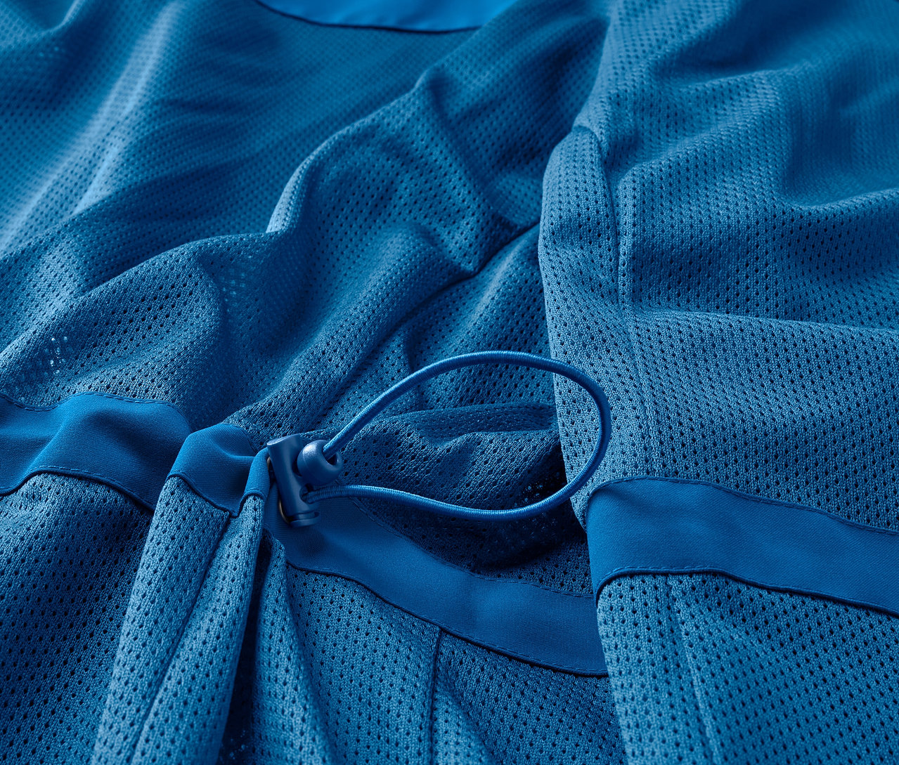 Detailansicht einer blauen 3-in-1-Outdoormantel.