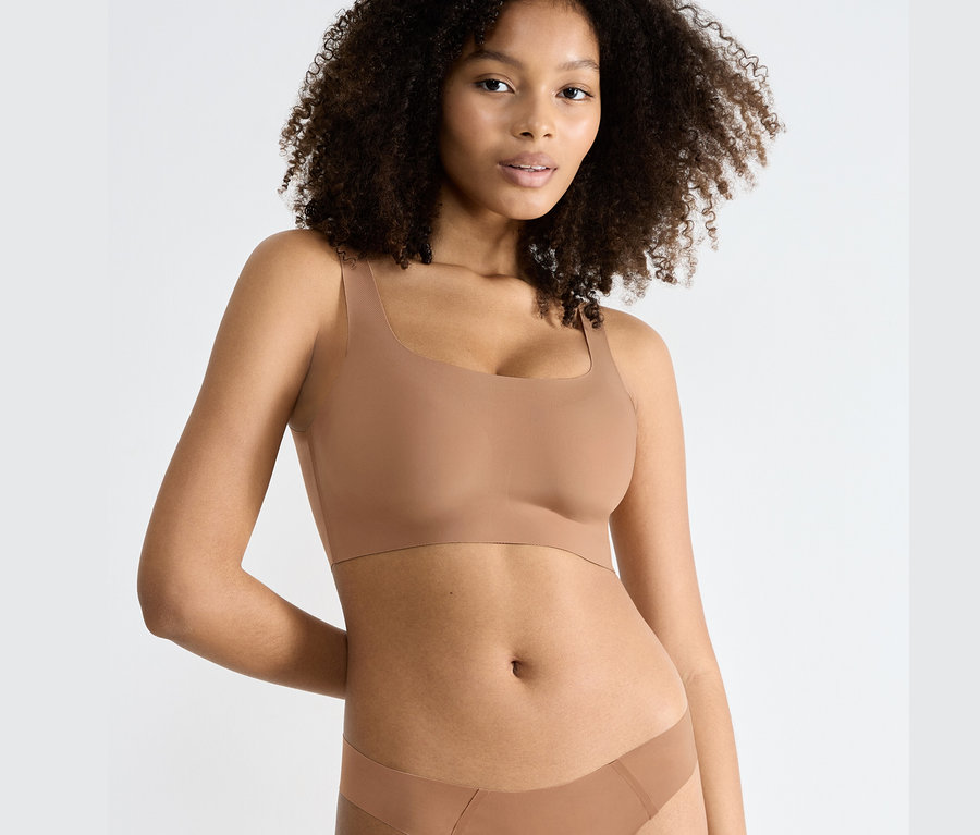 Frau trägt ein Sloggi ZERO Feel 2.0 Top in Nostalgic Brown und Unterwäsche.