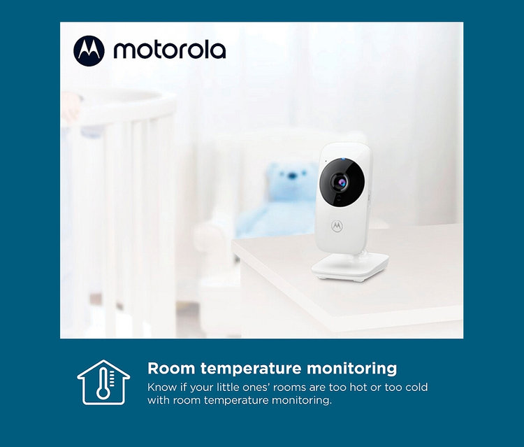 Auf einem Tisch steht ein weißes Video-Babyphone »VM482«. Im Hintergrund sind ein Kinderbett und ein Teddybär zu sehen.