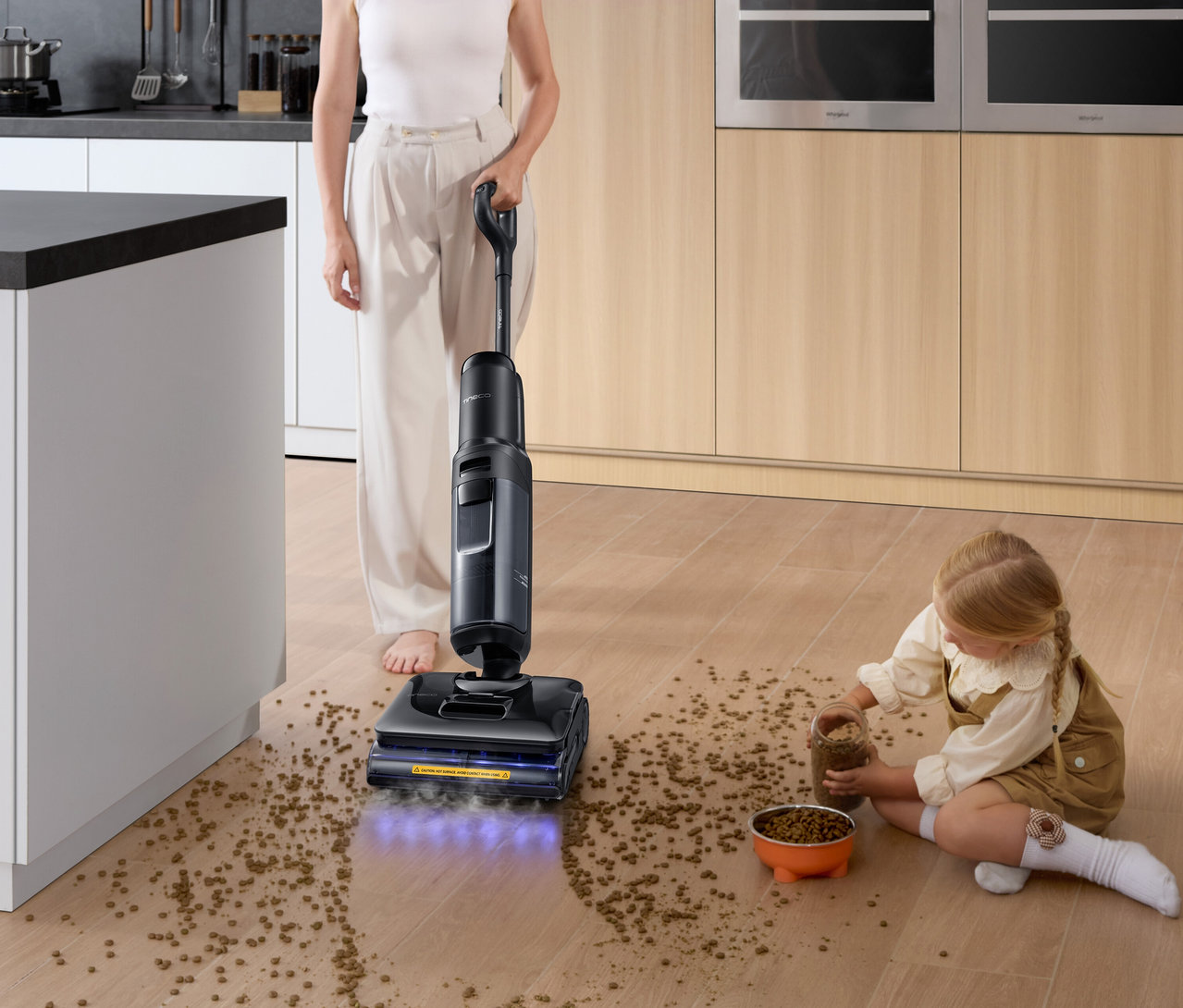 Eine Frau benutzt einen Tineco Nass-Trockensauger »S7 Stretch Steam Plus« auf einem Holzboden, während ein kleines Mädchen daneben sitzt und mit Futter spielt.