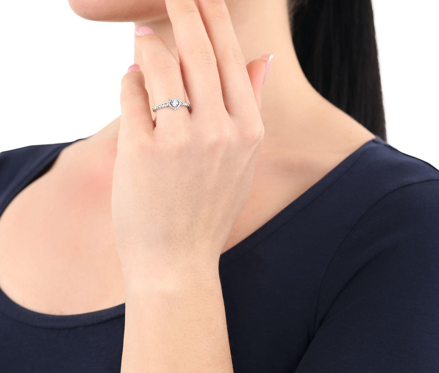 Frau trägt Amor Ring mit Infinity-Symbol am Finger.