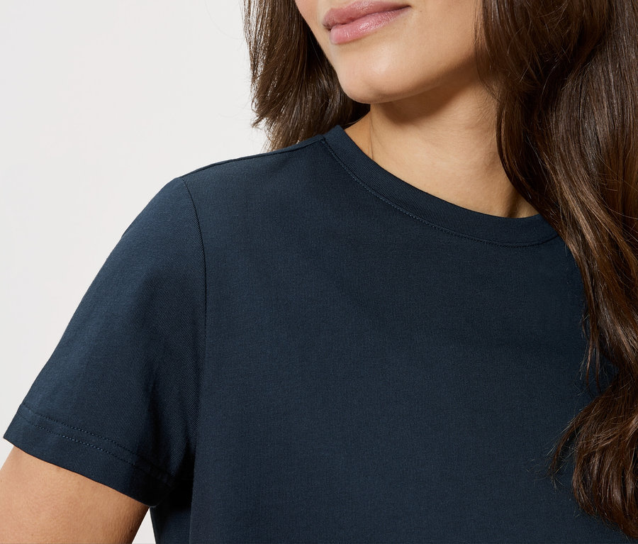 Nahaufnahme einer Frau, die ein dunkelblaues T-Shirt trägt.