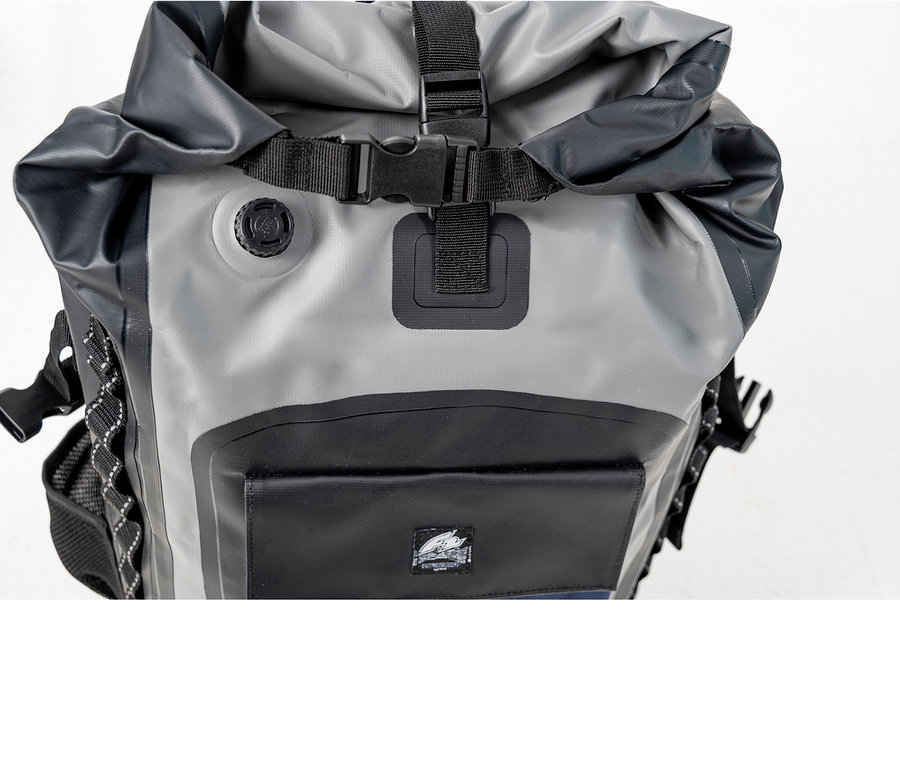 Nahaufnahme eines grau-schwarzen Rucksacks mit Rollverschluss und schwarzem Gurtband mit Schnalle.