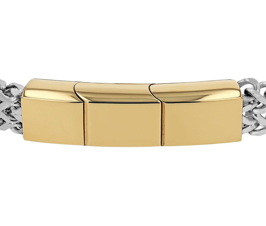 Nahaufnahme eines silbernen Armbands mit goldfarbenen Akzenten.
