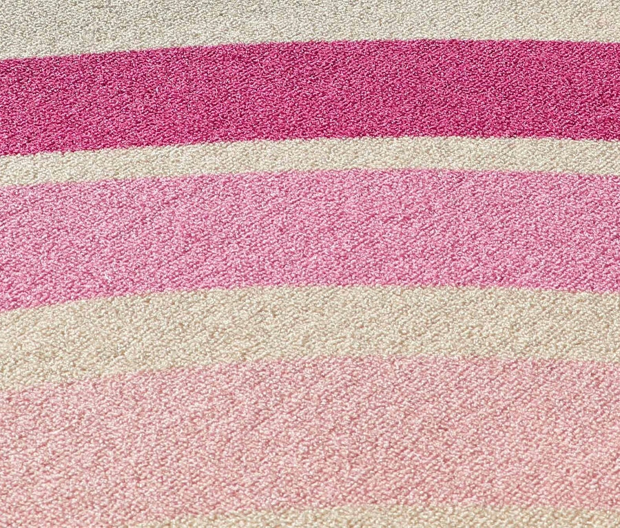 Nahaufnahme des Kinderteppichs »Rainbow« in Rosa mit horizontalen Streifen.
