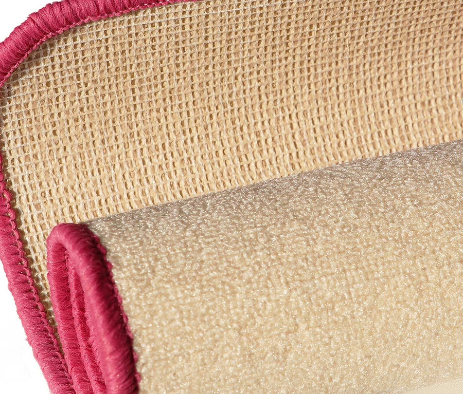 Nahaufnahme eines zusammengerollten, rosa »Rainbow« Kinderteppichs.