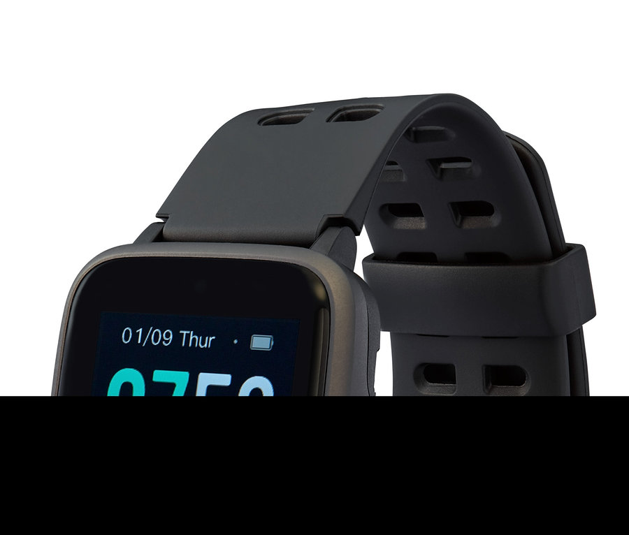 Nahaufnahme einer MEDION®-Fitnessuhr P2200 mit Farbdisplay und schwarzem Armband.