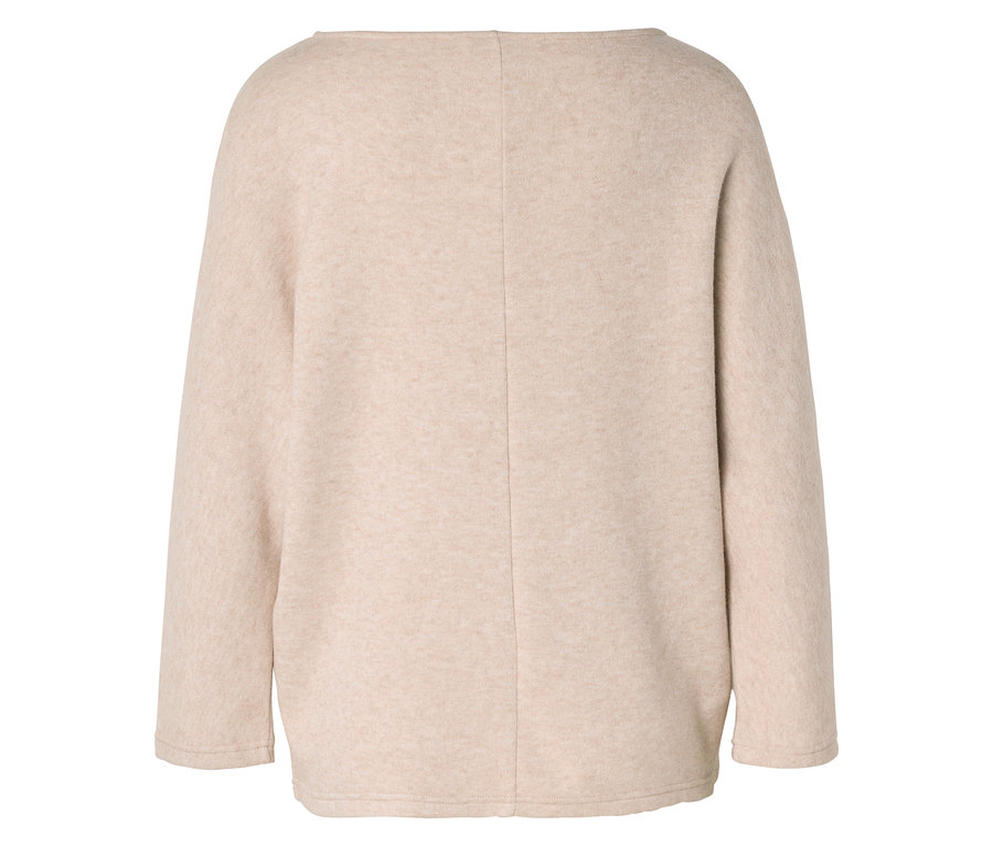 Rückansicht eines beigen Pullovers mit weitem Rundhalsausschnitt und langen Ärmeln.