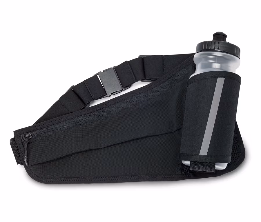 Schwarze Gürteltasche mit Reißverschluss und verstellbarem Gurt, inklusive durchsichtiger Wasserflasche in einer Seitentasche.