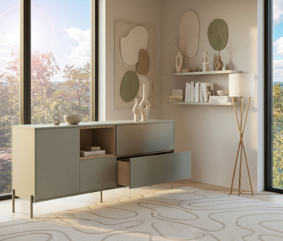 Wohnzimmer mit salbeigrünem Sideboard »Hygge« mit 1 Tür, teilweise geöffnet, neben Fenster und Lampe.