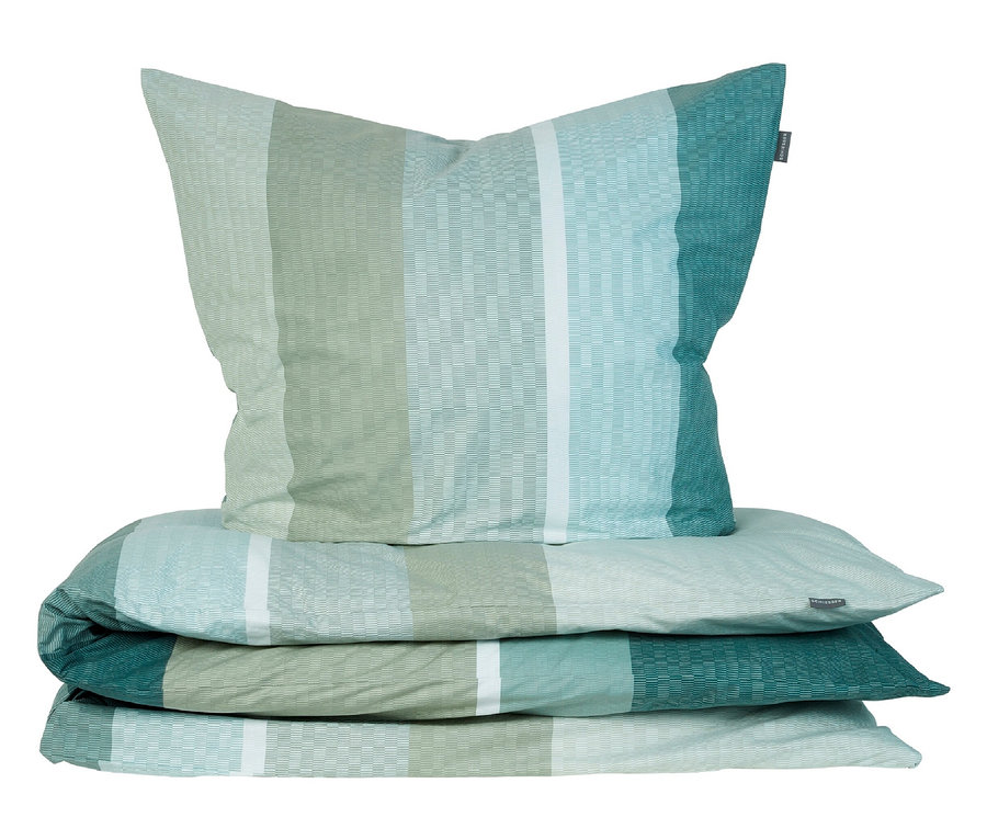 Ein gestapeltes Set aus Bettwäsche und einem Kissen mit einem Streifenmuster in Grün- und Blautönen.