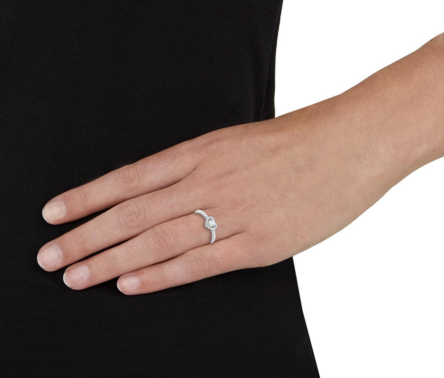 Nahaufnahme einer Hand, die einen Amor Ring mit Infinity-Symbol trägt.