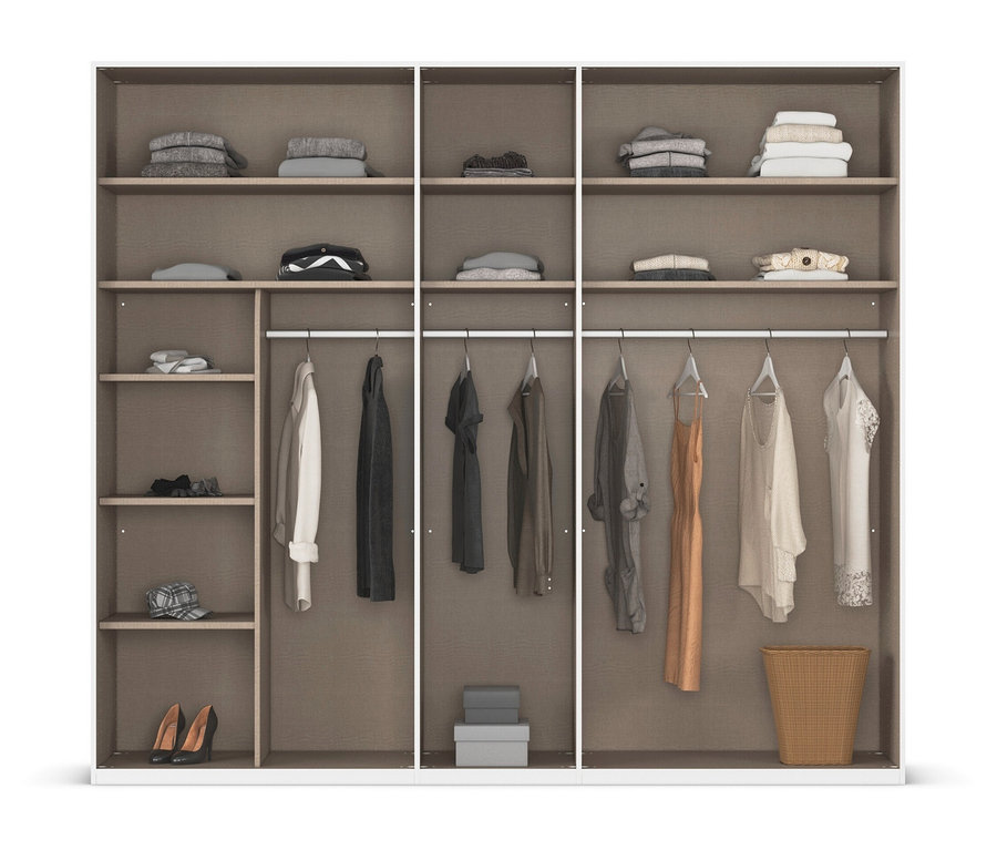 Offener Kleiderschrank mit gefalteter Kleidung auf Regalen und hängender Kleidung an Stangen, sowie Schuhen und einem Korb.