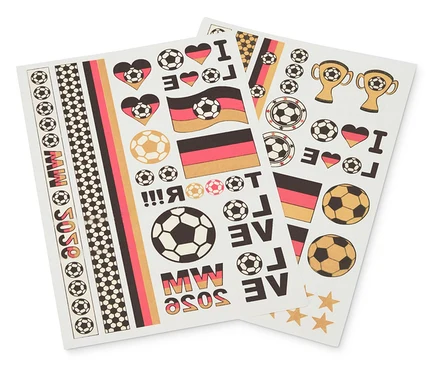 Zwei Blätter mit temporären Tattoos mit Fußballmotiven, darunter Fußbälle, Herzen, Trophäen und die deutsche Flagge.