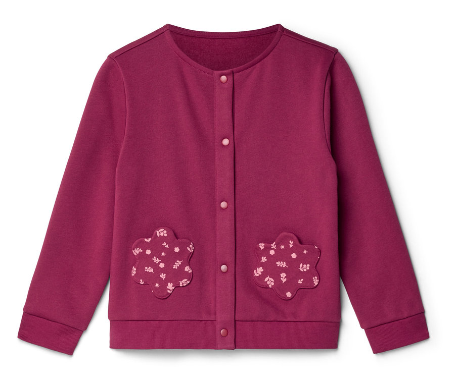 Magenta farbige Strickjacke mit fünf Knöpfen und zwei blumenförmigen aufgesetzten Taschen mit Blumenmuster.