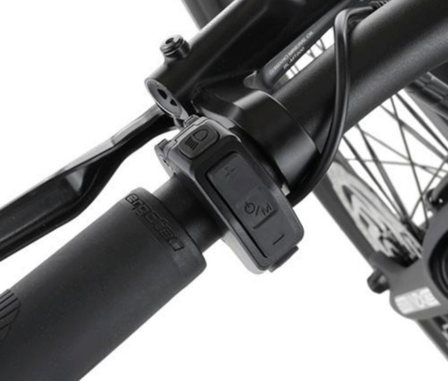 Nahaufnahme des Lenkers eines schwarzen FISCHER Trekking E-Bike VIATOR 2.1 ACTIVE mit Diamant-Rahmen und Bedienelementen.