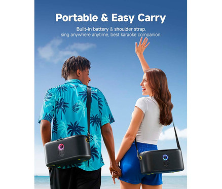 Mann und Frau halten Händchen am Strand. Beide tragen einen schwarzen 10,1"-Touchscreen mit Karaoke-Lautsprecher über der Schulter.