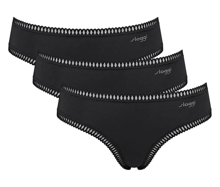 Drei schwarze Sloggi Slips mit Spitzenrand liegen übereinander.