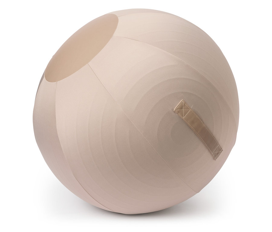Ein beiger Gymnastikball mit Griff ist vor einem weißen Hintergrund zu sehen.