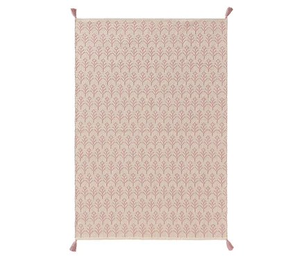 Ein rechteckiger Teppich mit einem Muster aus stilisierten Blättern in Rosa auf beigem Grund. An den Ecken befinden sich Quasten.