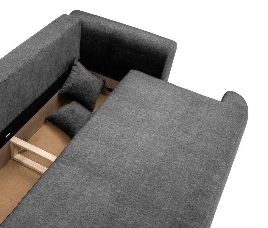 Graues Stoffsofa mit ausgezogenem Bettkasten und zwei grauen Kissen darin.