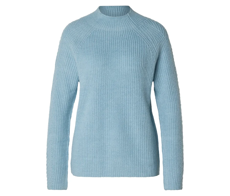 Hellblauer Grobstrickpullover mit Stehkragen.