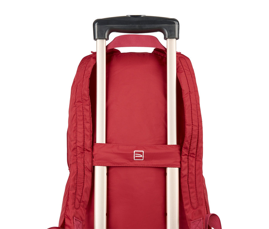 Nahaufnahme eines roten Rucksacks mit Teleskopstange vor einem weißen Hintergrund.