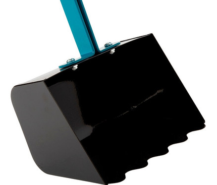 Nahaufnahme der schwarzen Schaufel eines small foot Spielzeugbaggers mit gewelltem Rand und türkisfarbenem Griff, der mit Schrauben befestigt ist.