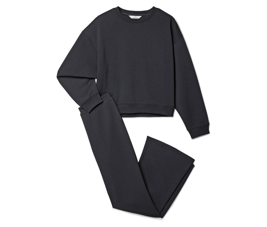 Ein graues Sweatshirt und eine graue Hose liegen auf einem weißen Hintergrund.