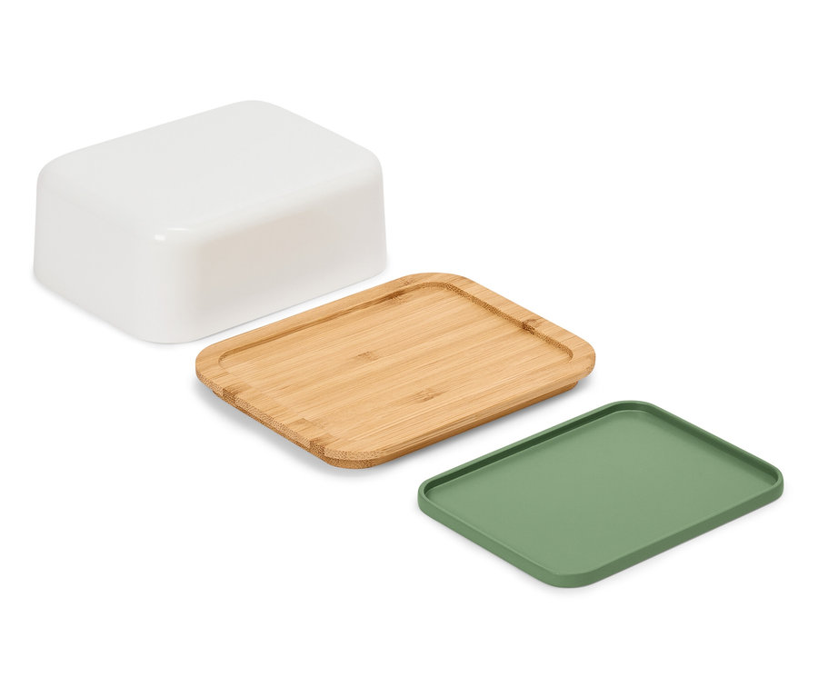 Auf einem weißen Hintergrund liegen ein weißer Behälter, ein Holztablett und ein grünes Tablett.