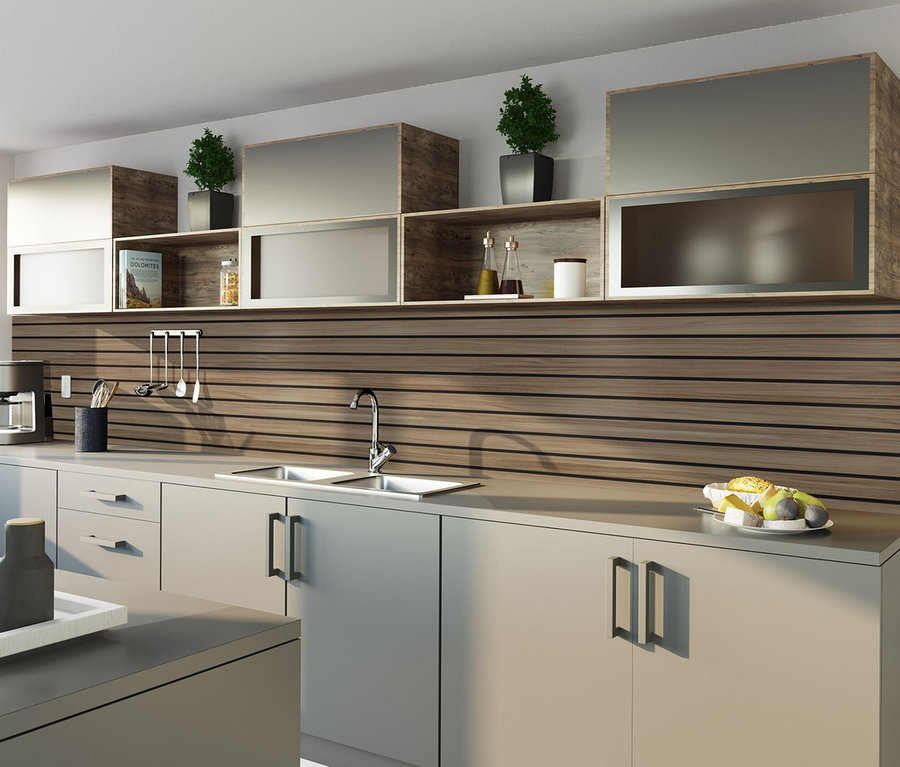 Eine Küche mit grauen Schränken und einer horizontalen Breuer®-Rückwand »Scandi« in ca. 100 x 210 cm, 100 x 255 cm und 150 x 255 cm.