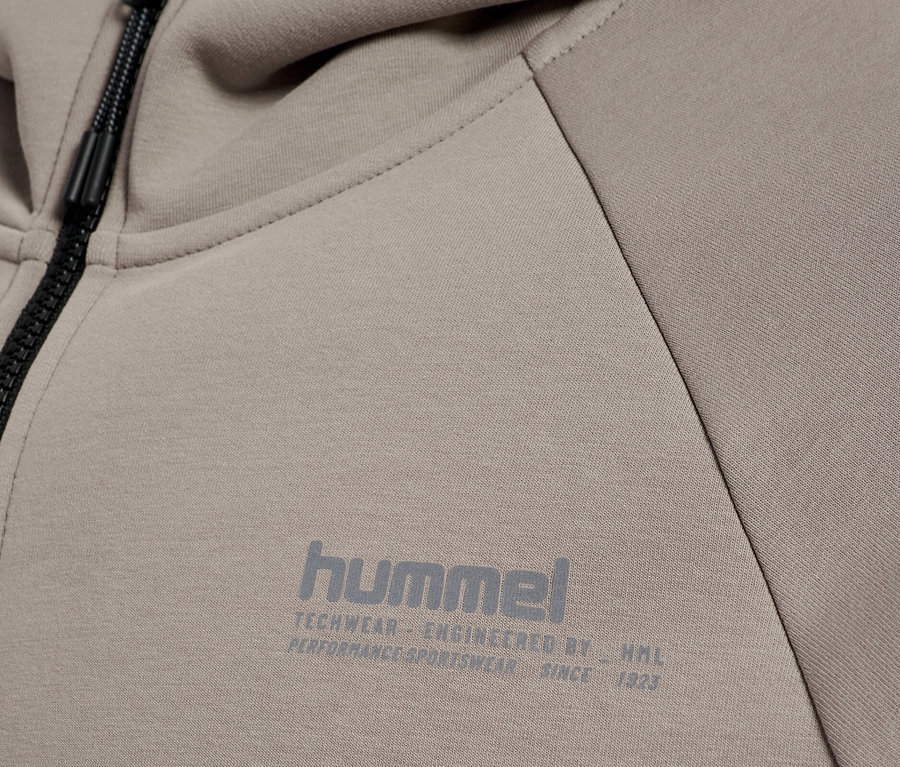 Nahaufnahme eines beigen Hummel-Hoodies mit Reißverschluss und Kapuze.