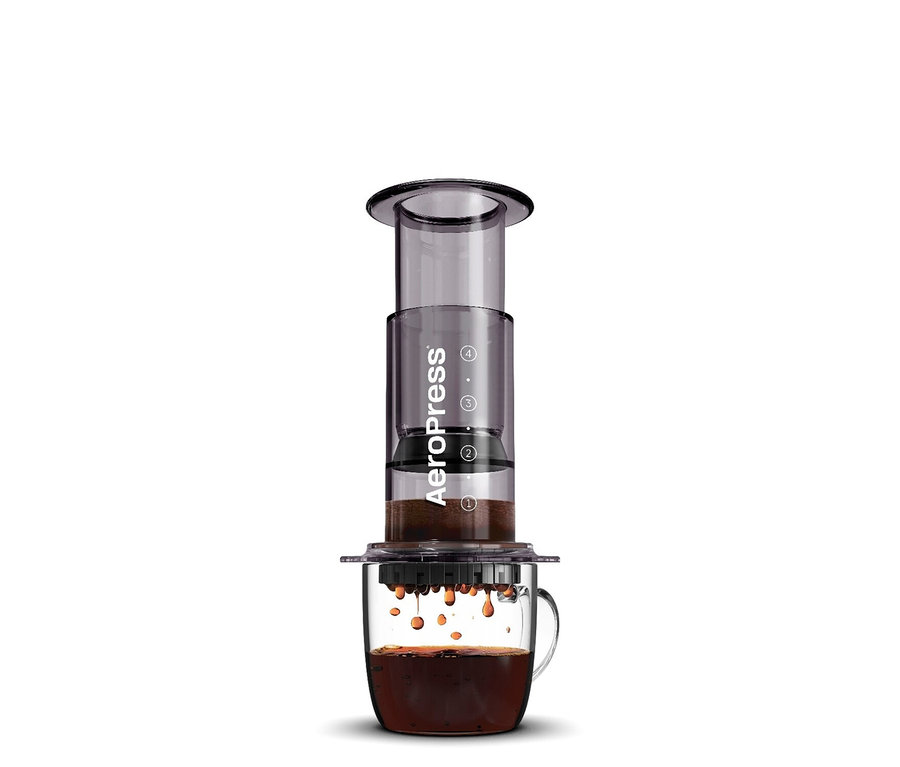 Aeropress Kaffeebereiter presst Kaffee in eine Tasse.