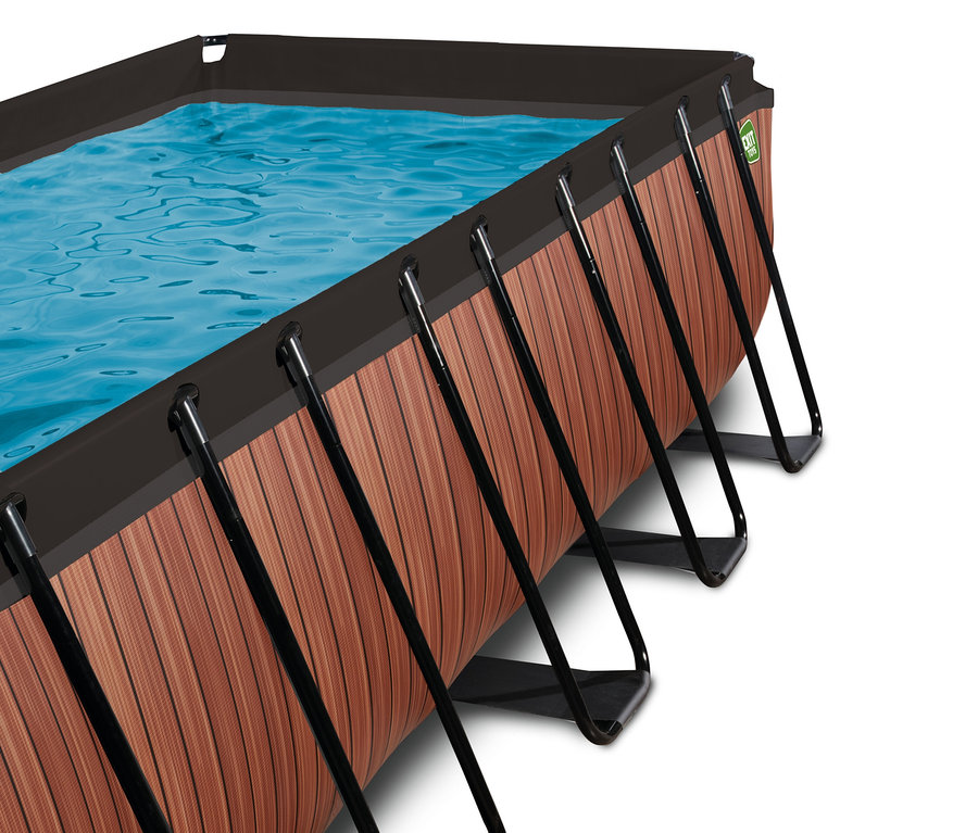 Rechteckiges EXIT Pool-Set in Holzoptik mit schwarzem Stützrahmen, gefüllt mit blauem Wasser, auf weißem Hintergrund.