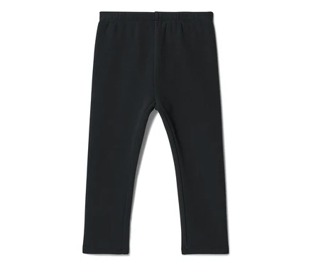 Schwarze Leggings mit elastischem Bund, flach liegend.