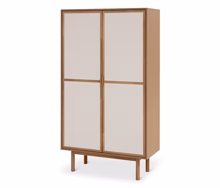 Heller Holzschrank mit zwei Türen, die jeweils zwei rechteckige cremefarbene Paneele haben, die durch eine horizontale Holzleiste getrennt sind. Der Schrank steht auf vier Holzbeinen.