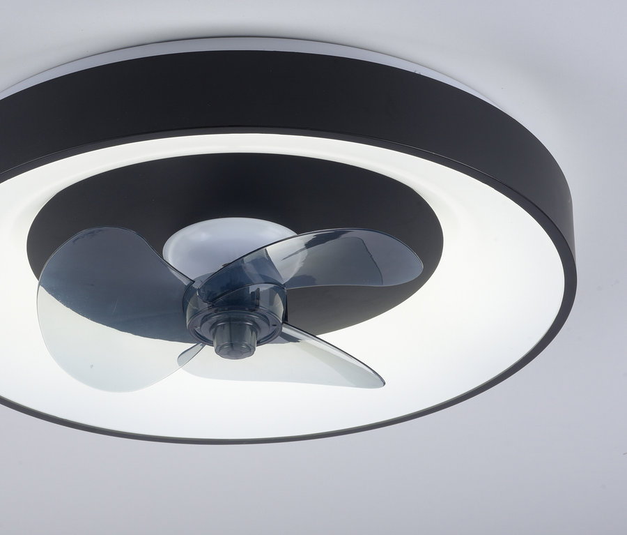 Eine moderne, runde Deckenleuchte in Schwarz-Weiß mit integriertem dreiflügeligem transparentem Ventilator in der Mitte.