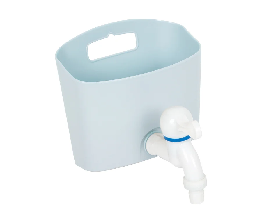 Hellblaue Box mit Griff und weißem Wasserhahn für die small foot Matschküche und Kaufladen.