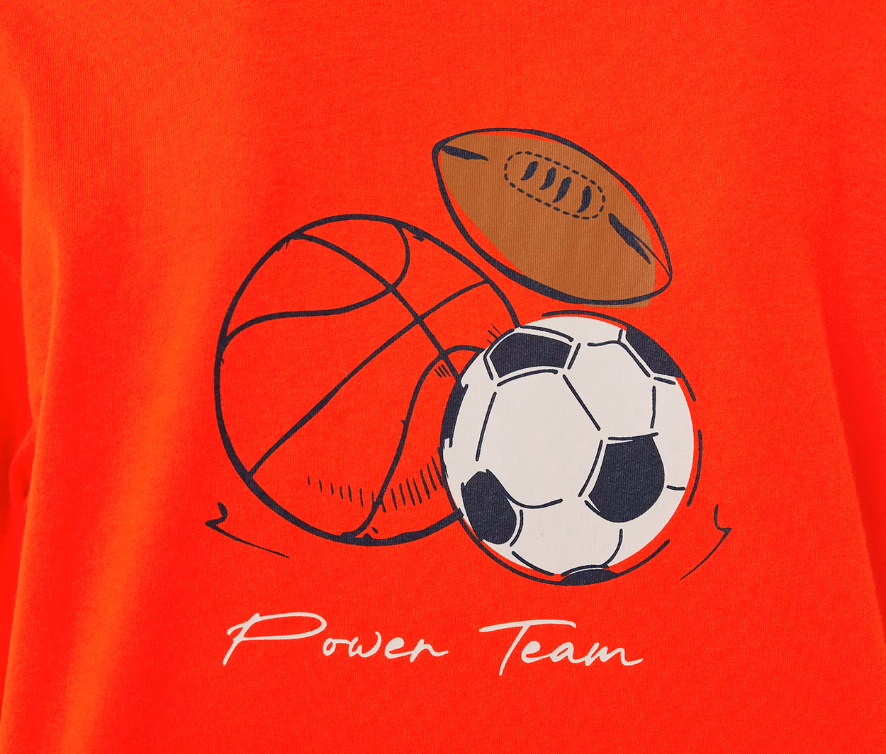 Rotes SCHIESSER Kinder-Pyjama-Oberteil mit Aufdruck eines braunen American Footballs, eines Basketballs und eines schwarz-weißen Fußballs, darunter der Schriftzug „Power Team“.