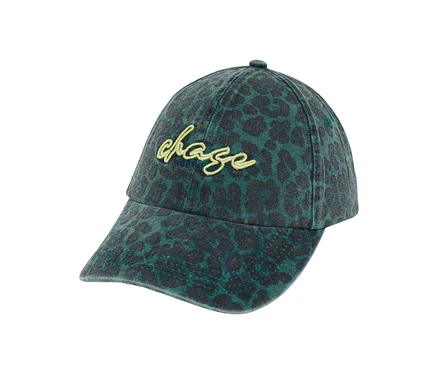 Dunkelgrünes CECIL Baseballcap mit schwarzem Leopardenmuster und gelbem "chase"-Schriftzug.