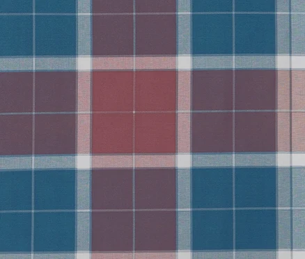 Nahaufnahme von karierter Microfaser-Bettwäsche in Blau-, Rot- und Weißtönen.