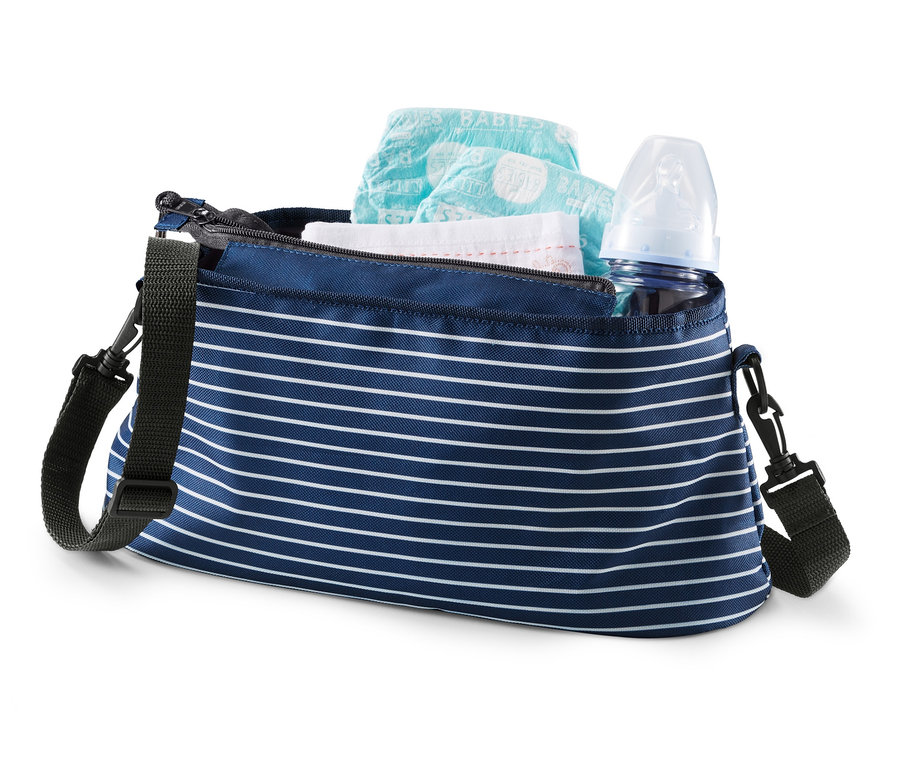 Ein Organizer für Kinderwagen und Buggys gefüllt mit einer Babyflasche und Windeln.