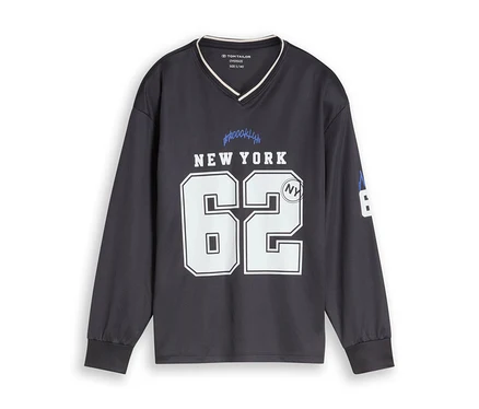 Dunkelgraues Langarmshirt mit V-Ausschnitt und weißem Kragenrand. Auf der Brust steht in Weiß "NEW YORK" und darunter die große Zahl "62". Darüber ist in Blau "Brooklyn" geschrieben, und neben der "2" ist ein kleines "NY"-Logo.